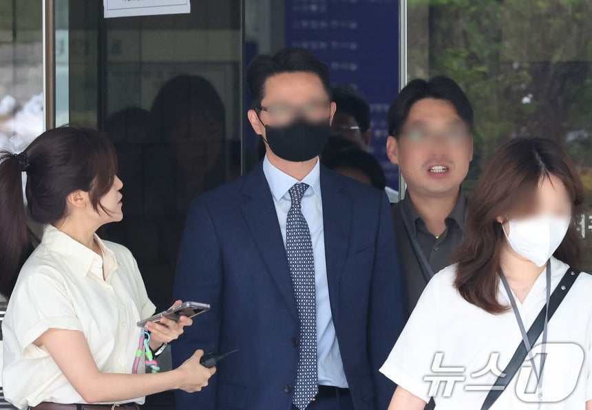 윤석열 전 대통령의 부인 김건희 여사에게 청탁할 목적으로 명품 가방과 목걸이를 전달한 혐의를 받는 전 통일교 세계본부장 윤 씨가 30일 서울 서초구 서울중앙지방법원에서 열린 구속 전 피의자 심문(영장실질심사)를 마친