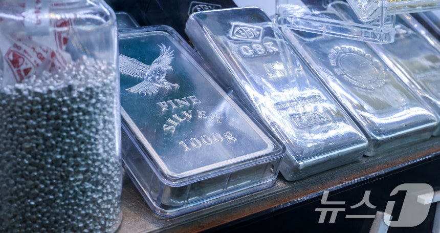 국제 은값이 사상 처음 온스당 60달러를 돌파하며 올해 초와 비교해 은 가격이 2배 이상 상승했다.사진은 11일 서울의 한 금은방에 실버바가 전시돼 있는 모습.2025.12.11/뉴스1 ⓒ News1 이호윤 기자
