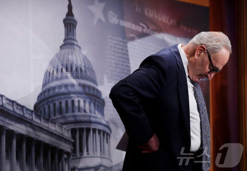 척 슈머 미국 상원 민주당 원내대표(뉴욕)이 지난 9월 30일 예산안 투표를 앞두고 고개를 숙이고 있다.(자료사진) 2025.9.30 ⓒ 로이터=뉴스1 ⓒ News1 강민경 기자