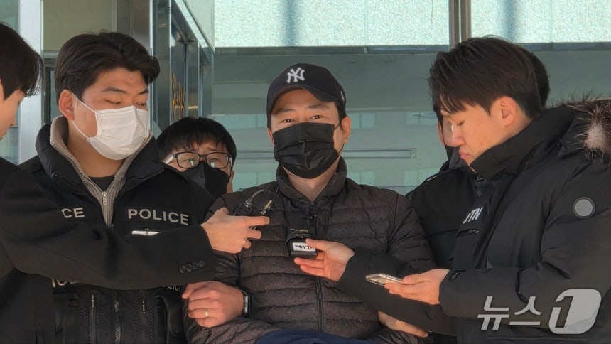 검찰에 송치된 '천안 층간소음 살해' 피의자 양민준이 경찰서를 나서며 기자들의 질문에 대답하고 있다.2025.12.12 / 뉴스1 ⓒ News1 이시우 기자