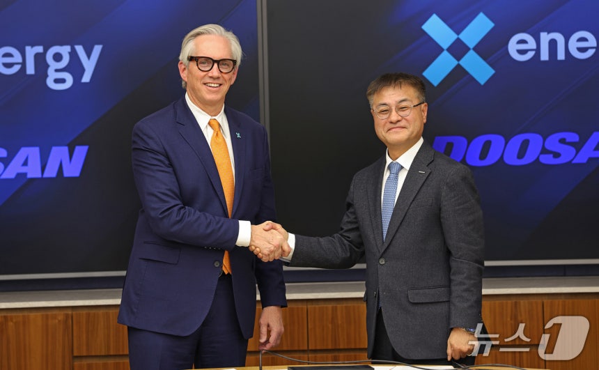 미국 현지시각 11일 워싱턴 D.C.에서 열린 SMR 핵심소재에 대한 예약계약 체결식에서 엑스-에너지 클레이 셀 사장(왼쪽)과 두산에너빌리티 김종두 사장이 기념촬영을 하고 있다.(사진제공 = 두산에너빌리티)