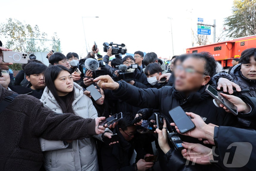 12일 오전 광주 서구 치평동(상무지구) 광주대표도서관 공사 붕괴현장에서 매몰된 작업자의 친동생이 발언하고 있다.2025.12.12/뉴스1 ⓒ News1 박지현 기자