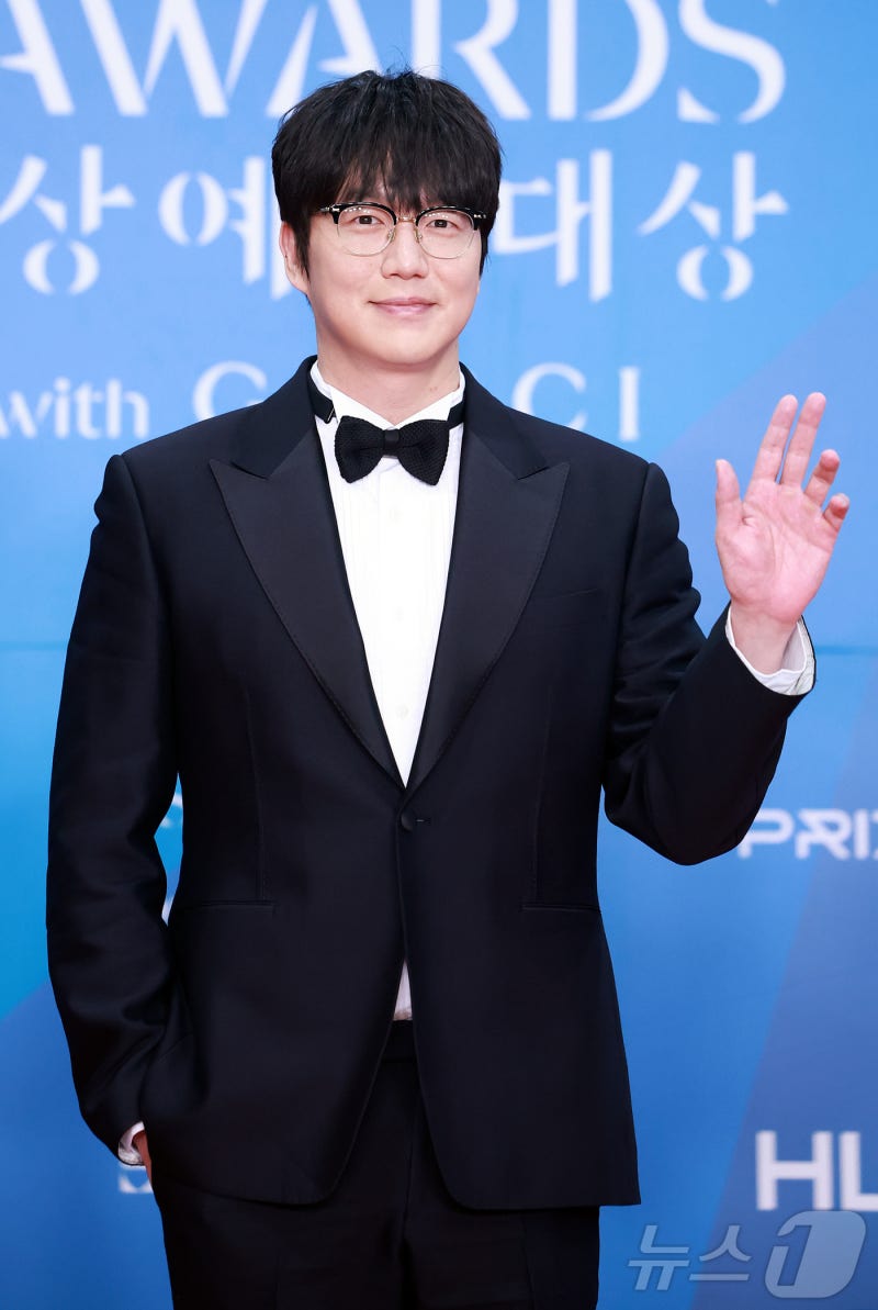 <b>성시경</b> 前 <b>매니저</b> '업무상 <b>횡령</b>' 불송치…소속사, 사건 진행 원치 않아
