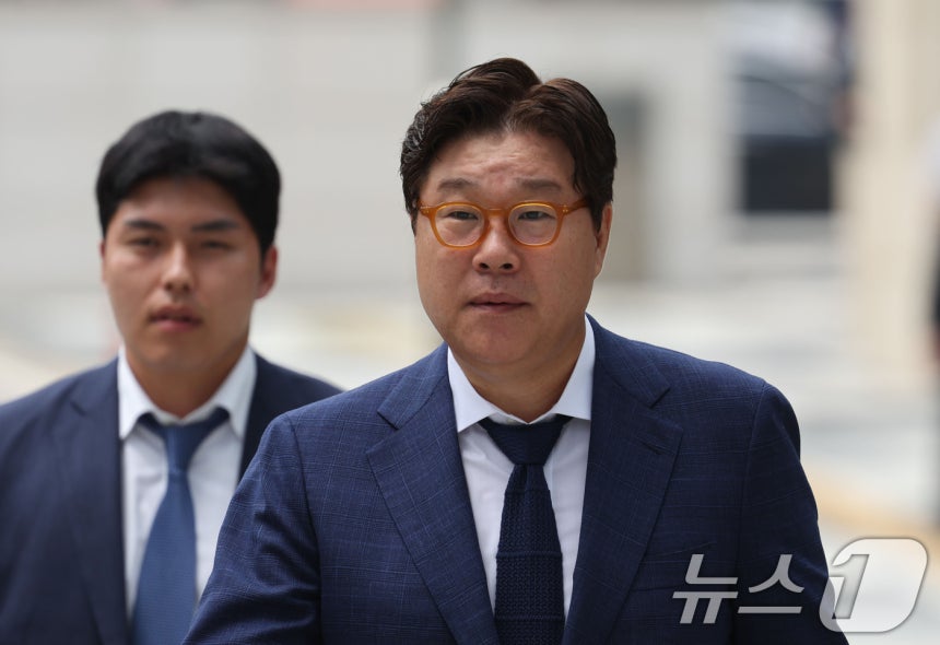 대북송금 관련 혐의로 기소된 김성태 전 쌍방울그룹 회장이 지난해 7월 12일 오후 경기 수원시 영통구 수원지방법원에서 열린 선고 공판에 출석하고 있다.(공동취재) 2024.7.12/뉴스1 ⓒ News1 김영운 기자