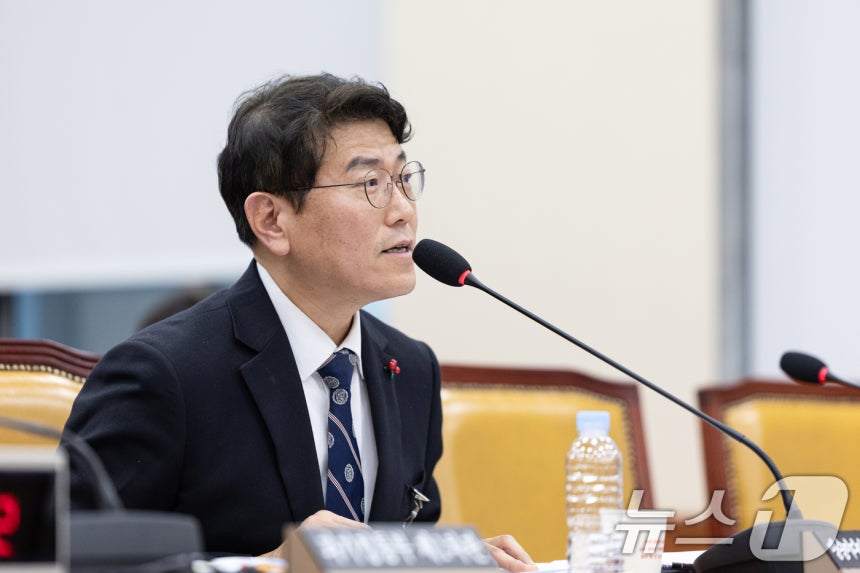 류신환 방송미디어통신위원회 위원장 직무대행이 10일 서울 여의도 국회에서 열린 제430회국회(임시회) 과학기술정보방송통신위원회 제1차 전체회의에서 발언하고 있다.2025.12.10/뉴스1 ⓒ News1 이승배 기자