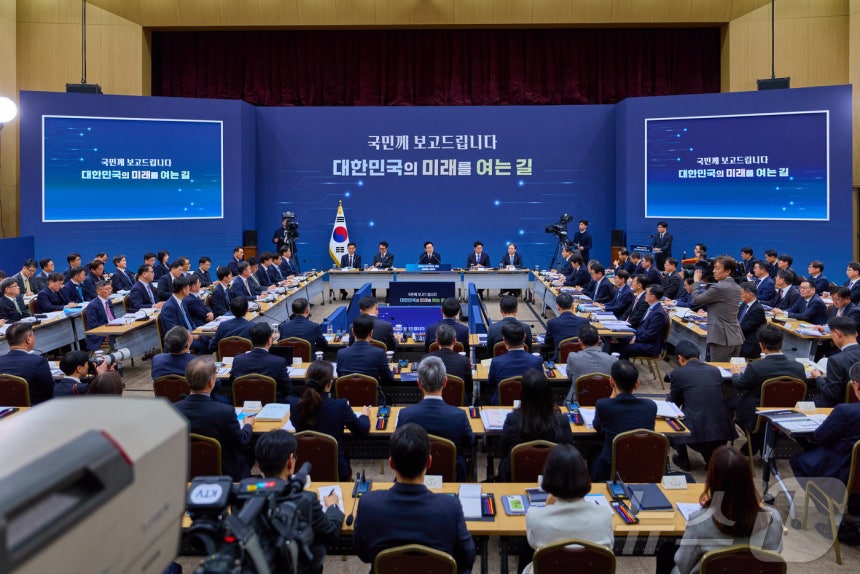 이재명 대통령이 11일 세종시 정부세종컨벤션센터에서 열린 '2026년 대도약하는 경제,신뢰받는 데이터' 기획재정부(국세청·관세청·조달청)-국가데이터처 업무보고에서 발언하고 있다.(대통령실 제공.재판매 및 DB 