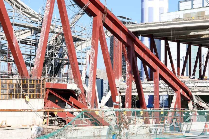 12일 오후 광주 서구 치평동(상무지구)의 광주대표도서관 공사 현장에서 레미콘 타설 중 붕괴 사고로 구조물 안정화와 보강작업을 위해 수색작업이 멈춰있다.2025.12.12/뉴스1 ⓒ News1 박지현 기자