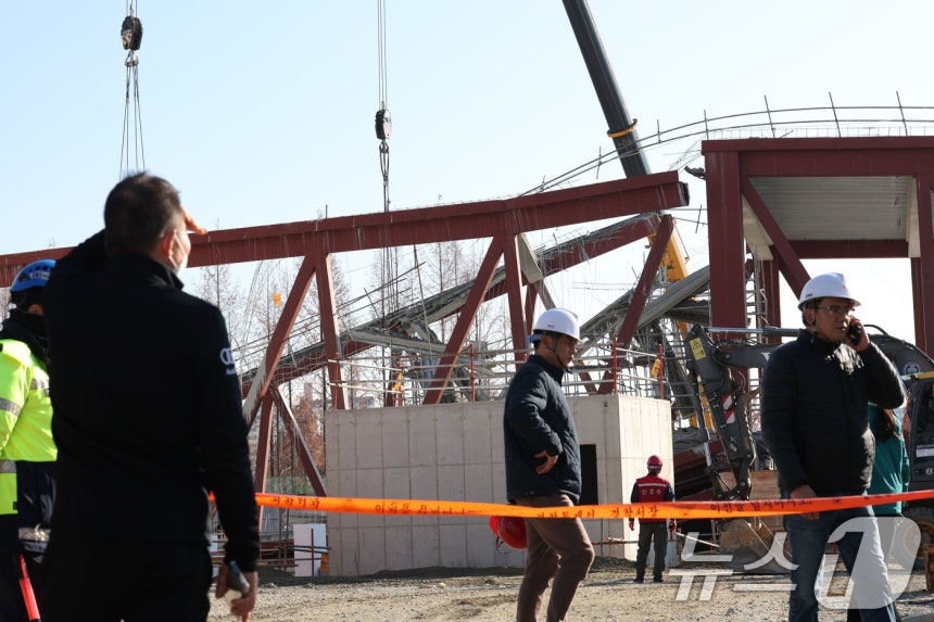 12일 오후 광주 서구 치평동(상무지구)의 광주대표도서관 공사 현장에서 레미콘 타설 중 붕괴 사고로 구조물 안정화와 보강작업이 진행되는 가운데 주민들이 이를 지켜보고 있다.2025.12.12/뉴스1 ⓒ News1 