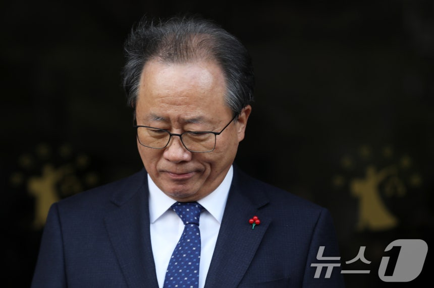 전교조 통일학교 해직 교사들을 특별 채용하도록 지시한 혐의로 기소된 김석준 부산시교육감이 12일 오후 부산 연제구 부산지방법원에서 열린 1심 선고 공판에서 징역 8월에 집행유예 2년을 선고받은 후 법정을 나서며 취재