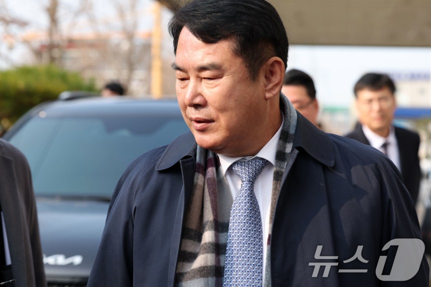 이정선 광주시교육감이 11일 오전 사전구속영장 실질심사에 출석하기 위해 광주 동구 광주지방법원에 들어서고 있다.이 교육감은 지난 2022년 신임 감사관 임용 절차에 개입한(직권남용 권리행사) 혐의를 받고 있다.2