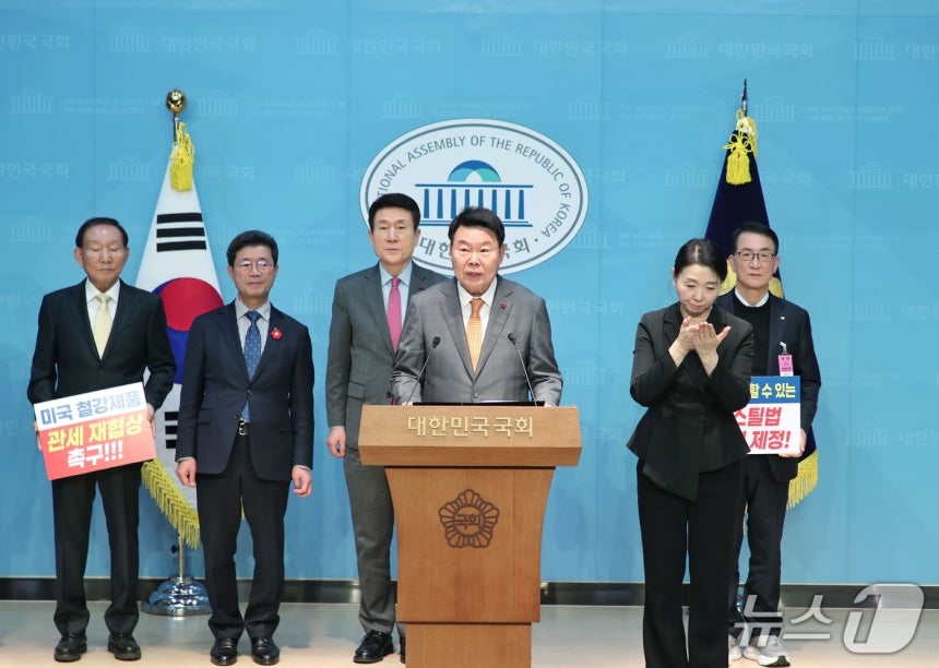 철강산업 위기 관련 공동 기자회견장에서 현대제철을 중심으로 철강산업이 수출 감소 등 복합적 위기에 직면했다고 설명하는 오성환 당진시장(당진시 제공.재판매 및 DB금지)2-25.12.12/뉴스1