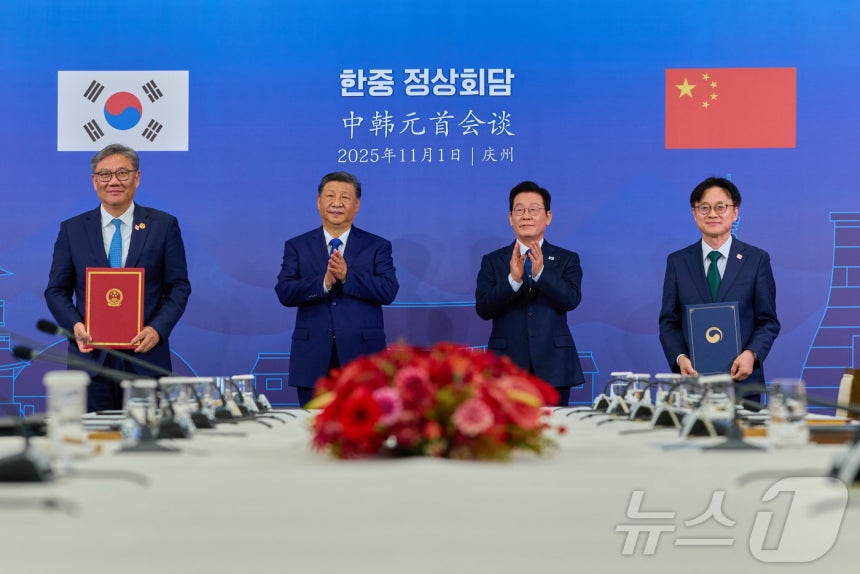 김정관 산업통상부 장관과 중국 왕원타오 상무부장이 1일 경북 경주박물관에서 이재명 대통령과 시진핑 중국 국가주석이 참석한 가운데 '서비스 무역 교류 협력 강화' 양해각서를 체결하고 있다.(대통령실 제공.재판매 및