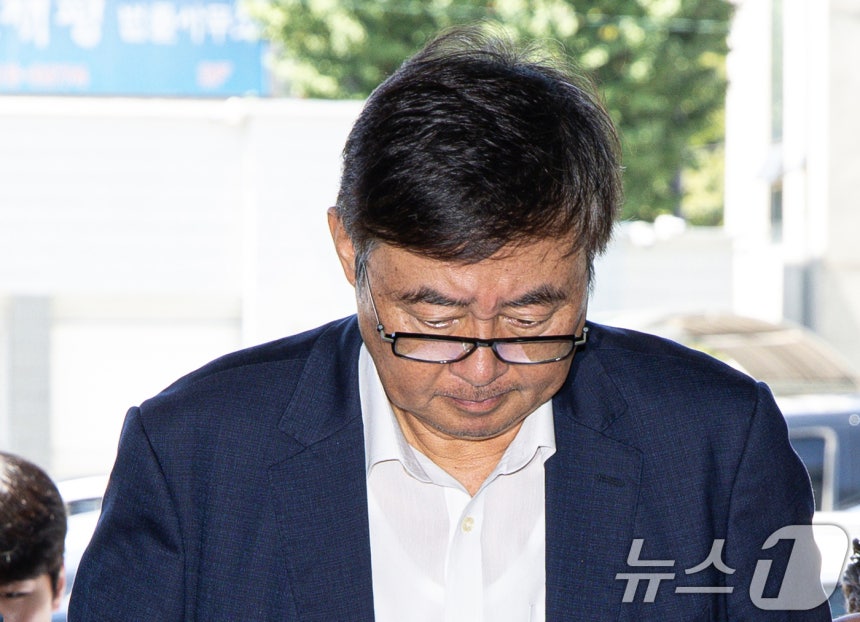 사망자 23명이 발생한 '화성 아리셀 공장 화재'와 관련해 박순관 아리셀 대표가 28일 구속 전 피의자 심문(영장실질심사)을 마친 후 대기 장소인 경기도 수원시 영통구 수원남부경찰서 유치장으로 들어서고 있다.202