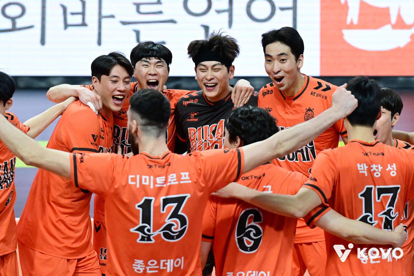 '블로킹 압도' <b>OK저축은행</b>, 선두 대한항공 11<b>연승 저지</b>