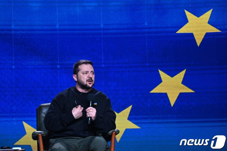 볼로디미르 젤렌스키 우크라이나 대통령이 19일(현지시간) 수도 키이우에서 기자회견을 하고 있다.젤렌스키 대통령 뒤로는 유럽연합(EU)의 깃발이 보인다.2023.12.19.ⓒ AFP=뉴스1 ⓒ News1 김성식 