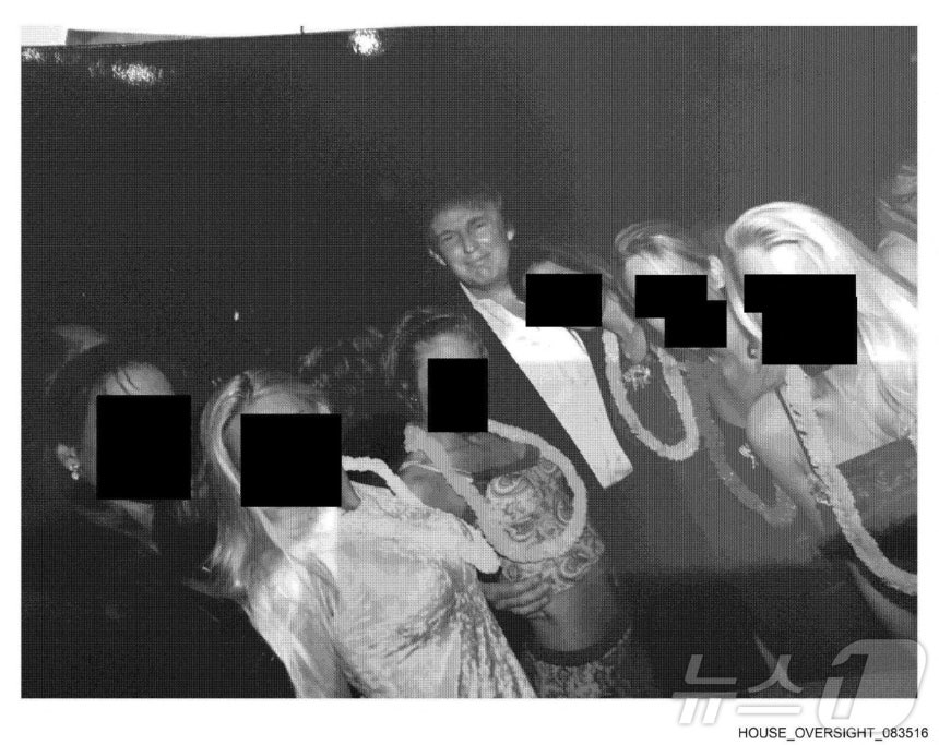 미국 하원 감독위원회 소속 민주당이 12일(현지시간) 억만장자 성범죄자 제프리 엡스타인 유산관리자가 의회에 제공한 사진을 공개했다.사진에는 도널드 트럼프 미국 대통령과 함께 빌 클린턴 전 대통령과 빌 게이츠 마이크