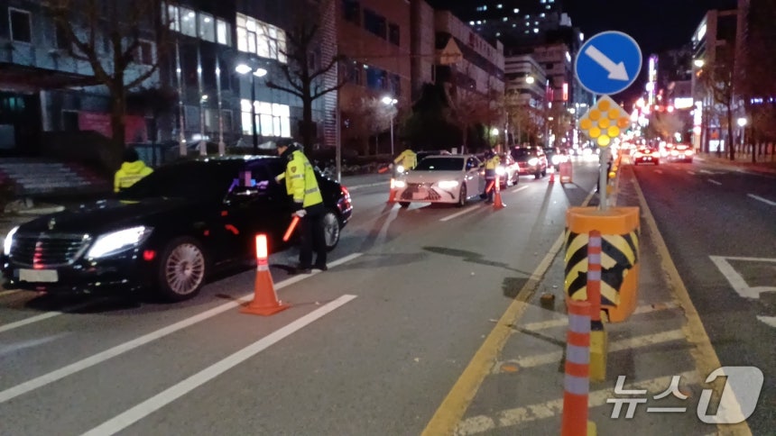 경남경찰청이 지난 12일 음주운전 일제 단속을 벌여 34건을 적발했다.사진은 창원시 성산구 상남동의 한 도로에서 단속을 진행하는 모습.(경남경찰청 제공.재판매 및 DB금지)