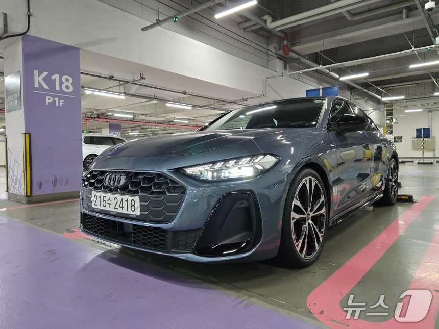 아우디 중형 세단 '더 뉴 아우디 A5' 기본 트림 'A5 40 TFSI 콰트로'(S라인 블랙 에디션)의 전·측면 모습.2025.12.10/뉴스1 김성식 기자