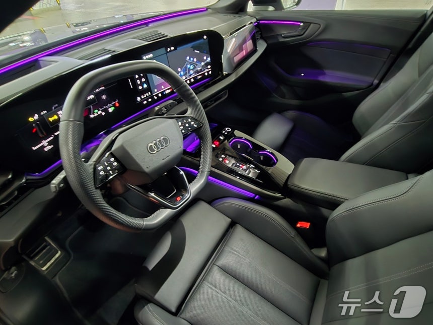 아우디 중형 세단 '더 뉴 아우디 A5' 기본 트림 'A5 40 TFSI 콰트로'(S라인 블랙 에디션)의 1열 내부 모습.2025.12.10/뉴스1 김성식 기자