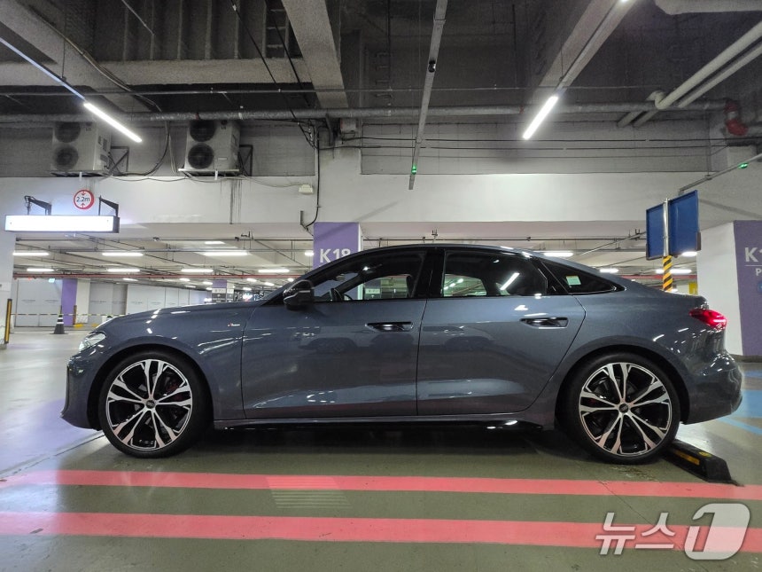 아우디 중형 세단 '더 뉴 아우디 A5' 기본 트림 'A5 40 TFSI 콰트로'(S라인 블랙 에디션)의 측면 모습.2025.12.10/뉴스1 김성식 기자