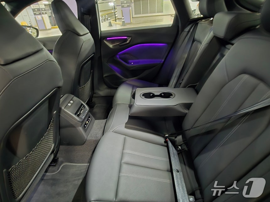 아우디 중형 세단 '더 뉴 아우디 A5' 기본 트림 'A5 40 TFSI 콰트로'(S라인 블랙 에디션)의 2열 내부 모습.2025.12.10/뉴스1 김성식 기자