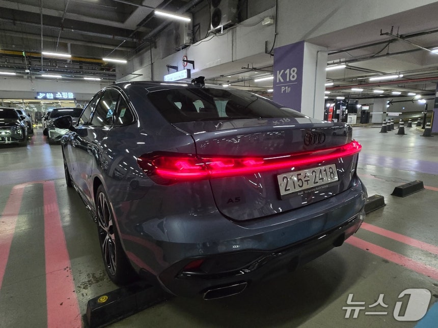 아우디 중형 세단 '더 뉴 아우디 A5' 기본 트림 'A5 40 TFSI 콰트로'(S라인 블랙 에디션)의 후면 모습.2025.12.10/뉴스1 김성식 기자