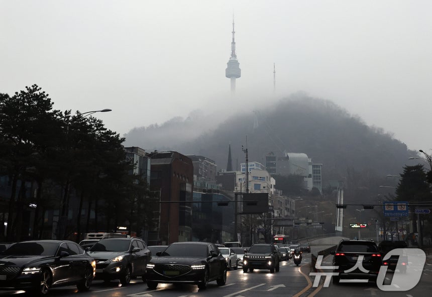 전국 대부분의 지역에 비나 눈이 내린 11일 오전 서울 남산에 비구름이 걸려 있다.2025.12.11/뉴스1 ⓒ News1 구윤성 기자