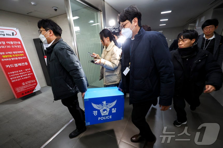 경찰이 대규모 개인정보 유출 사태를 빚은 쿠팡을 상대로 강제수사에 나선 9일 오후 서울 송파구 쿠팡 본사 사무실에서 압수수색을 마친 경찰들이 압수품을 옮기고 있다.(공동취재)/뉴스1 ⓒ News1 김진환 기자