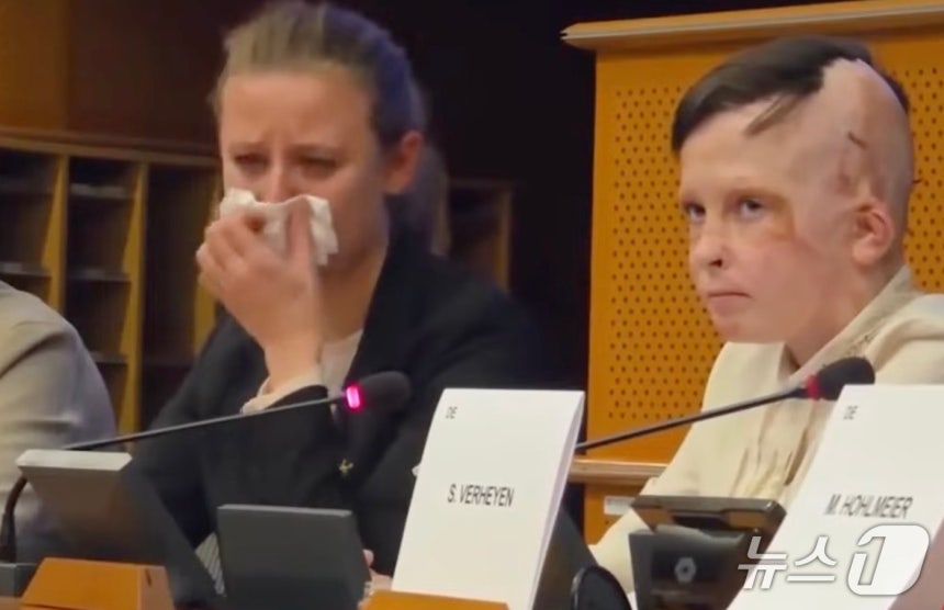 10일(현지시간) 벨기에 브뤼셀 유럽의회에서 11살 우크라이나 소년 로만 올렉시우가 자신의 어머니를 잃은 경험에 대해 증언하던 중 통역사가 눈물을 흘리는 모습. (사진=유튜브 갈무