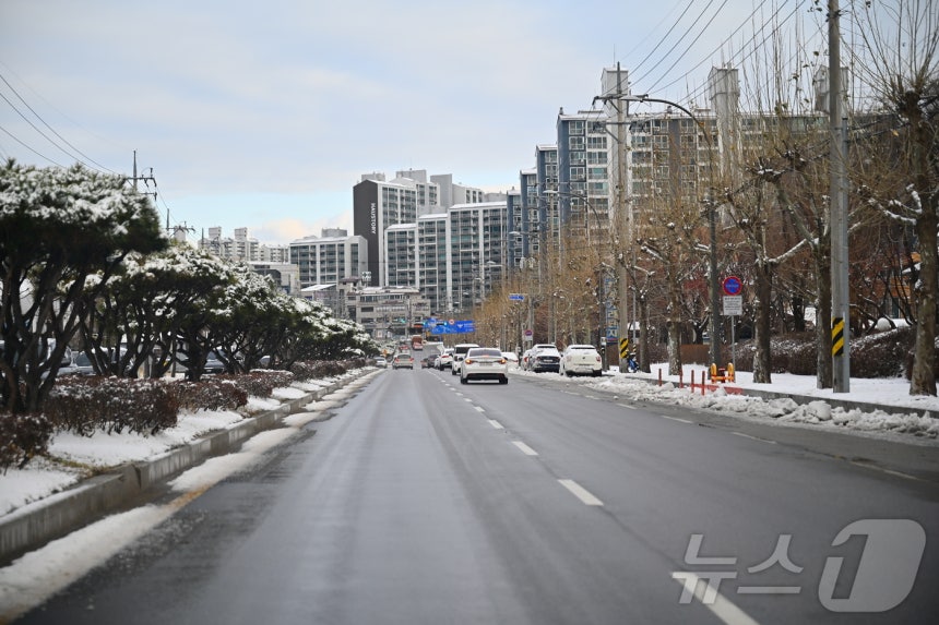 밤사이 강원 속초에 최대 5.4㎝의 눈이 내린 가운데 12일 속초시가 도로 제설 작업을 조기에 완료하자 출근길 원활한 교통 흐름을 보이고 있다.(속초시 제공,<a href=