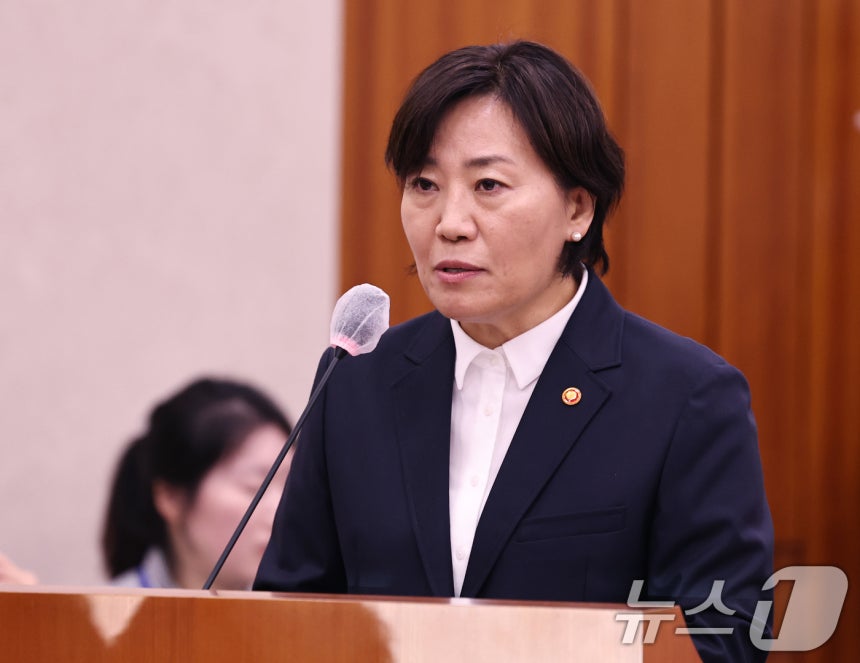 송미령 농림축산식품부 장관이 7일 오전 서울 여의도 국회에서 열린 농림축산식품해양수산위원회의 농림축산식품부에 대한 국정감사에 출석해 업무보고를 하고 있다.2024.10.7/뉴스1 ⓒ News1 구윤성 기자