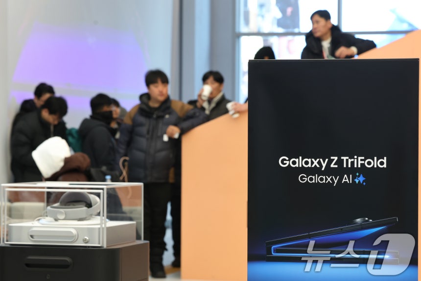 갤럭시 Z 트라이폴드가 출시된 12일 오전 서울 서초구 삼성 강남을 찾은 방문객들이 제품을 구매하기 위해 대기하고 있다.2025.12.12/뉴스1 ⓒ News1 장수영 기자