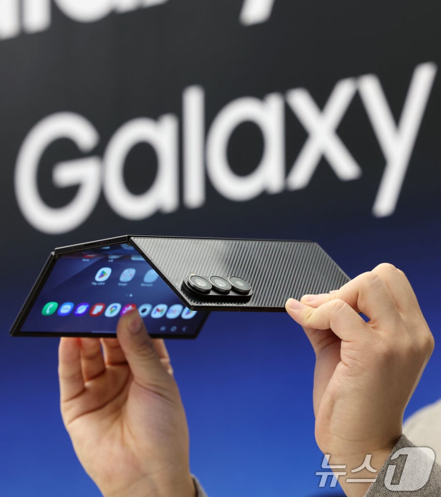 2일 서울 서초구 삼성 강남에서 열린 '삼성전자 갤럭시Z 트라이폴드 출시 미디어데이'에서 모델들이 갤럭시Z트라이폴드를 선보이고 있다.2025.12.2/뉴스1 ⓒ News1 이호윤 기자