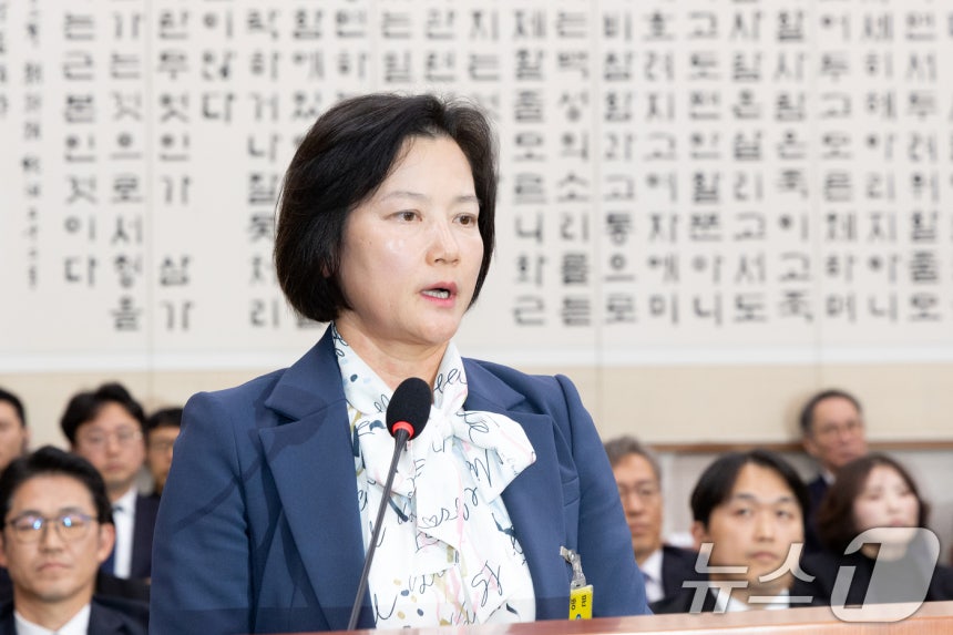 정유미 법무연수원 연구위원(전 창원지검장)이 21일 서울 여의도 국회에서 열린 법제사법위원회 대전고검 등에 대한 국정감사에 출석해 의원 질의에 답변하고 있다.2025.10.21/뉴스1 ⓒ News1 이승배 기자