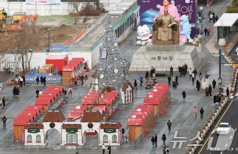 <b>광화문</b>광장에 조성된 <b>산타마을</b>