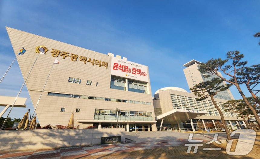 광주시의회와 광주시청 전경./뉴스1
