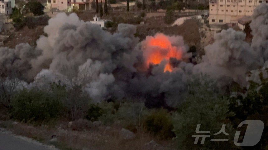 19일(현지시간) 레바논 남부 타이르 필사이에서 이스라엘군의 대피 명령 이후 이어진 공습으로 연기가 치솟고 있다. (자료 사진) 2025.11.19. ⓒ 로이터=뉴스1 ⓒ News