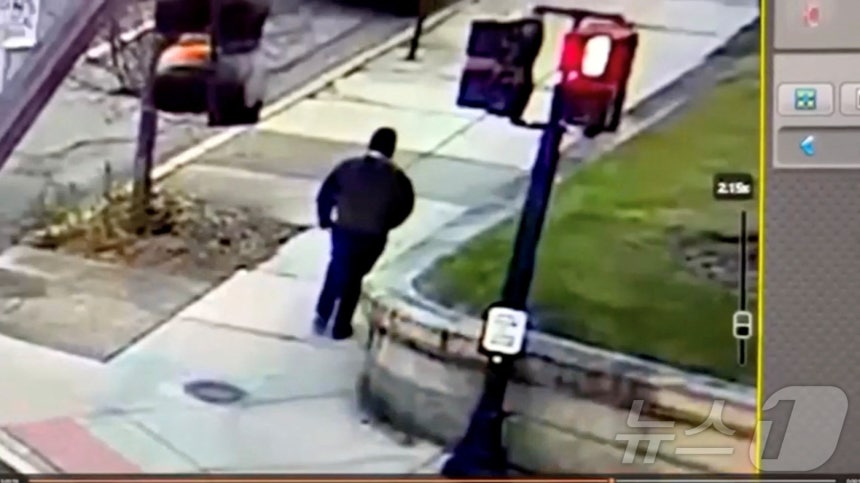13일(현지시간) 미국 로드아일랜드주 프로비던스 소재 브라운대학교에서 일어난 총기 난사 사건의 용의자가 현장을 떠난 뒤 호프 스트리트를 따라 걷고 있는 모습이 담긴 보안 카메라 영상.(프로비던스 공공정보담당관 제공