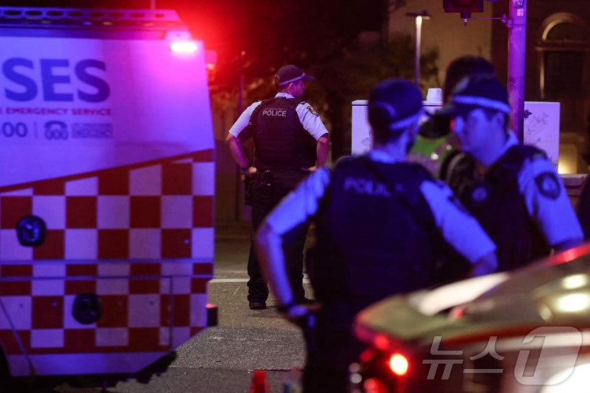 14일(현지시간) 호주 시드니 본다이 비치에서 총격 사건이 발생한 가운데,무장 경찰들이 출동해 경계근무를 서고 있다.ⓒ AFP=뉴스1 ⓒ News1 김성진 기자