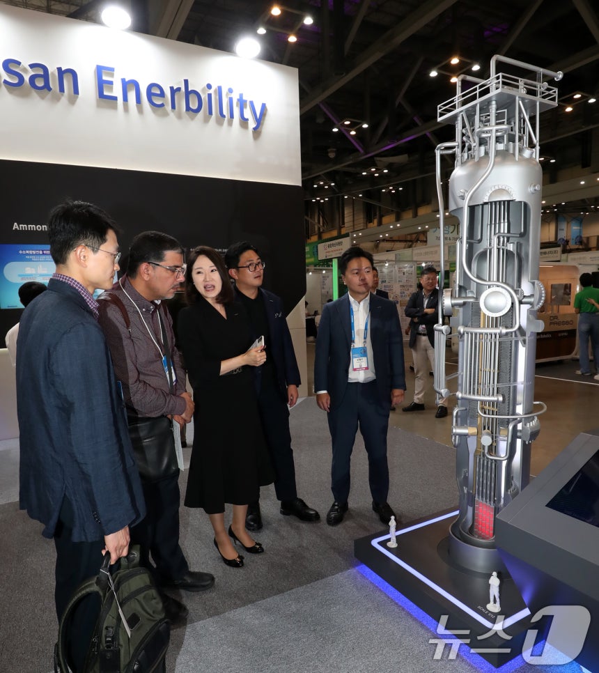 '2024 기후산업국제박람회'에서 관람객들이 두산에너빌리티 부스를 찾아 소형모듈원자로(SMR) 모형을 둘러보고 있다.(사진은 기사 내용과 관계없음) 2024.9.4/뉴스1 ⓒ News1 윤일지 기자