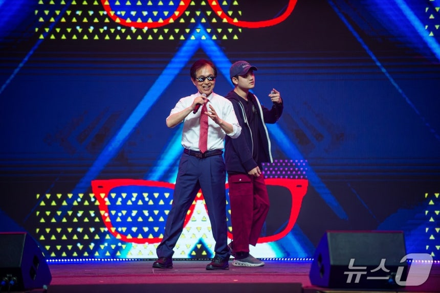 President Lee Kwang-hyung performing with student rap club GUTOS at the 2024 Innovate Korea. (Provided by KAIST. No resale or DB use) 2025.12.15/News1