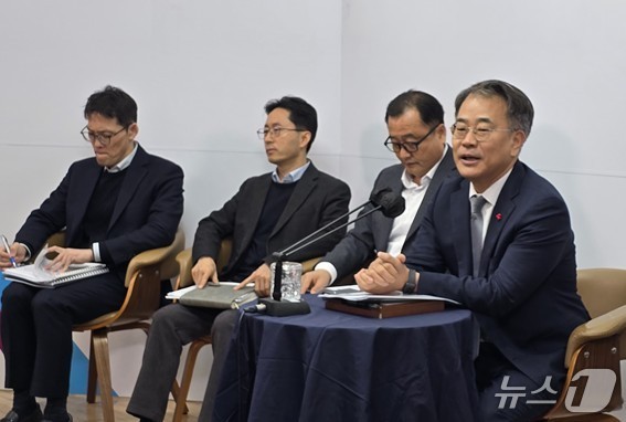 15일 세종시청에서 브리핑하는 최형욱 행복청 차장.(오른쪽) / 뉴스1