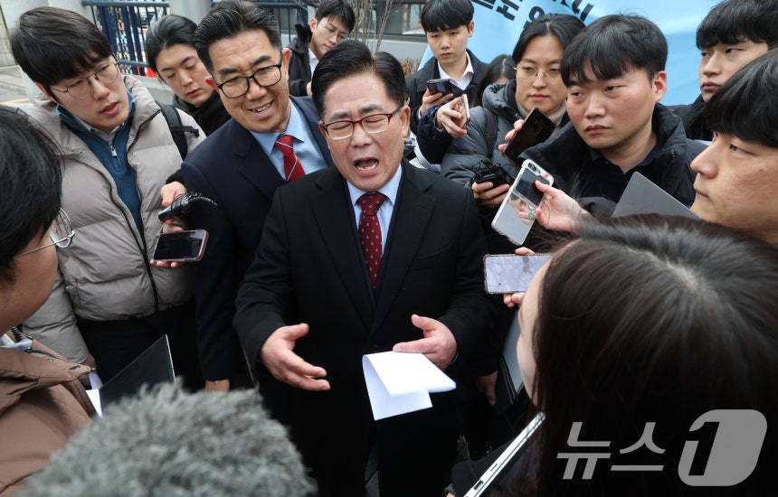 세계평화통일가정연합(통일교) 금품 수수 의혹을 받고 있는 김규환 전 미래통합당 의원이 15일 서울 서대문구 경찰청 국가수사본부 앞에서 열린 기자회견에서 결백을 주장한 후 취재진의 질문에 답하고 있다.ⓒ News1 