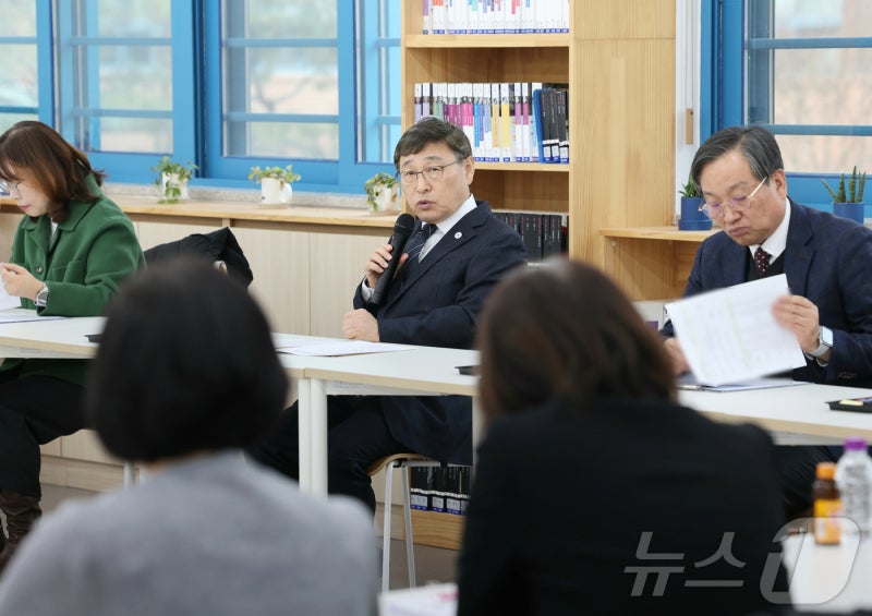 교직원들과 의견 나누는 <b>정근식</b> 서울시<b>교육감</b>