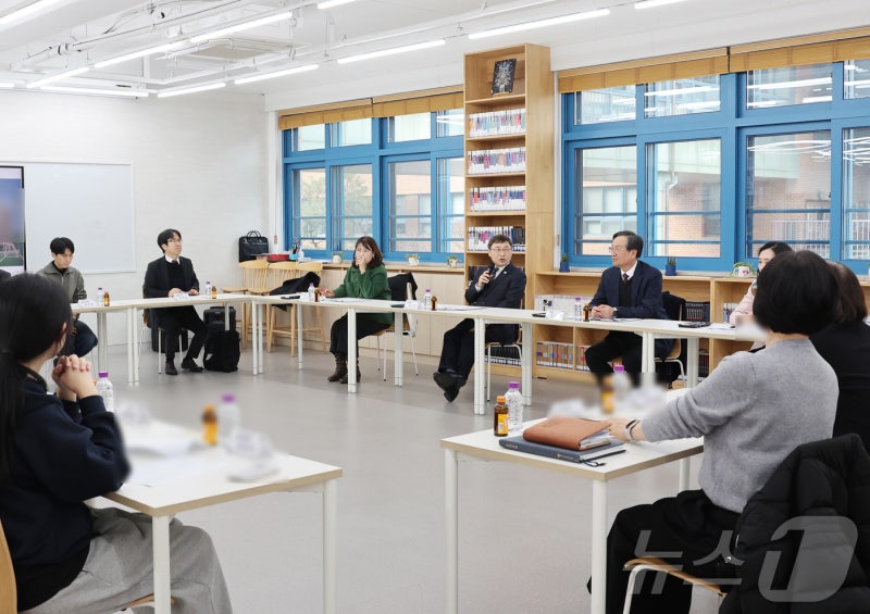 <b>과학중점학교</b> 방문한 <b>정근식</b> 서울시<b>교육감</b>