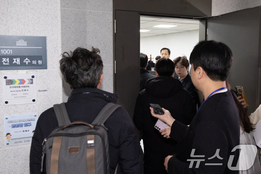 경찰이 세계평화통일가정연합(통일교)의 정치권 불법 지원 의혹에 대해 전방위적인 압수수색에 나선 15일 서울 여의도 국회 전재수 더불어민주당 의원실에 수사관들이 압수수색을 위해 들어서고 있다.2025.12.15/뉴스