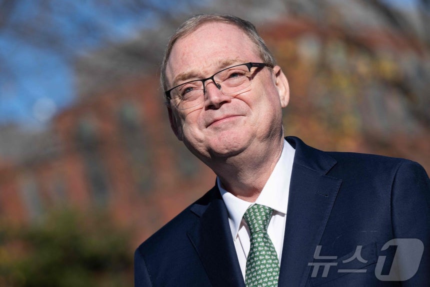 케빈 해싯 미국 백악관 국가경제위원회 위원장이 13일(현지시간) 워싱턴DC 백악관에서 기자들과 만나 질문을 듣고 있다.그는 연방정부 셧다운(운영중단) 여파로 10월 고용보고서에 실업률 통계는 반영되지 않을 것이라고