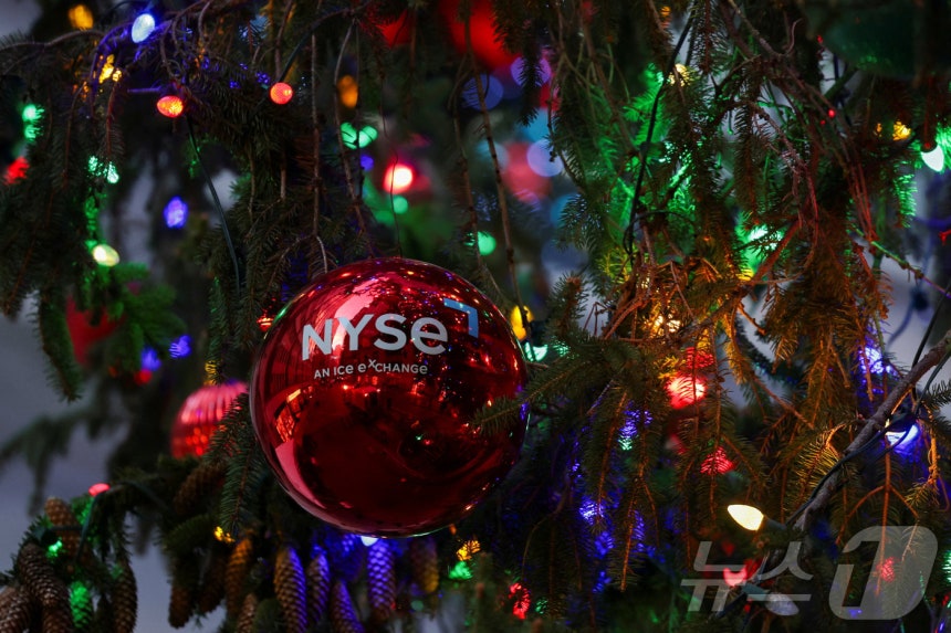 크리스마스 트리로 장식된 NYSE.ⓒ 로이터=뉴스1