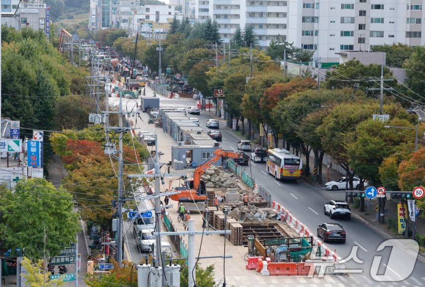 지난 10월 23일 광주도시철도 2호선 1단계 구간인 운천저수지에서 금호지구 입구 사거리 구간 공사가 한창이다.1단계 구간은 2026년 12월 개통 예정이다.2025.10.23/뉴스1 ⓒ News1 김태성 기자