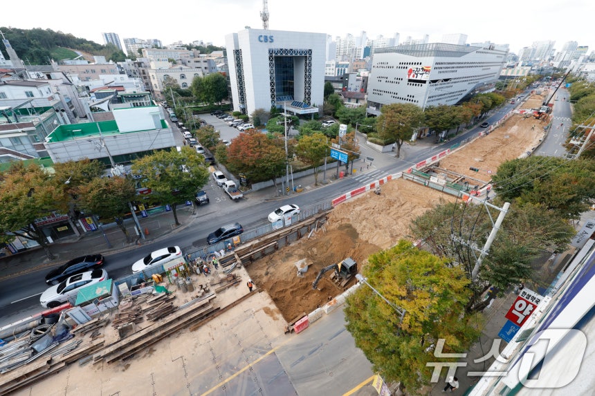 지난 10월 23일 광주도시철도 2호선 1단계 구간인 운천저수지에서 금호지구 입구 사거리 구간 공사가 한창이다.1단계 구간은 2026년 12월 개통 예정이다.2025.10.23/뉴스1 ⓒ News1 김태성 기자